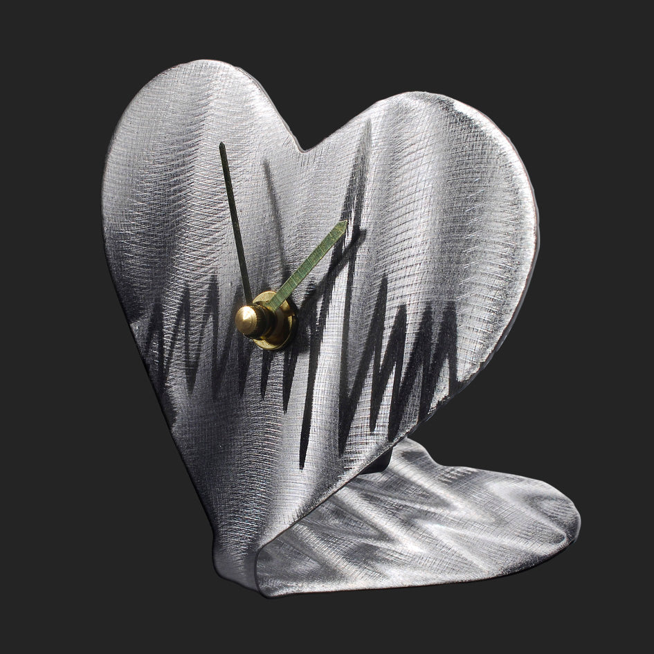 HEART CLOCK. STANDING